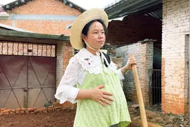 农村媳妇即将临盆，挺着大肚子干农活，这样的媳妇不多了视频封面