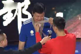 重温王治郅退役仪式！中国篮球的一代巨星走下神坛视频封面