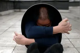 【功夫】河南民间奇人绝技绝活，缩骨功震撼全场！视频封面