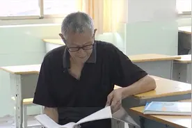 安徽74岁校工爷爷深夜教室看书：喜欢看书 向往学校读书氛围视频封面