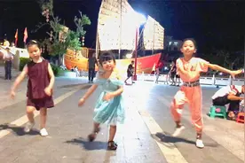 3个漂亮小女孩广场炫舞，开步惊艳，越看越可爱！视频封面