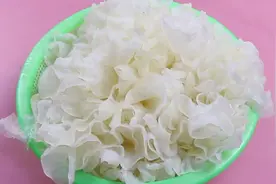 泡发银耳万万不可只用清水！水里撒一把，3分钟迅速泡发又大又软视频封面