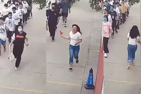 最美赤脚女教师！周口一高考生鞋被踩坏，老师让出鞋赤脚送考获赞视频封面