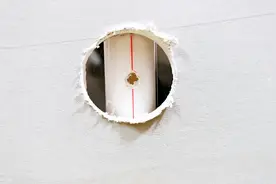 墙里水管破了个洞怎么补救？先别急着砸墙，只要打个补丁就能用了视频封面