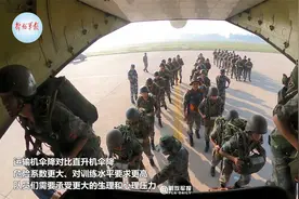 千米高空，特战女兵大飞机跳伞 超飒！视频封面