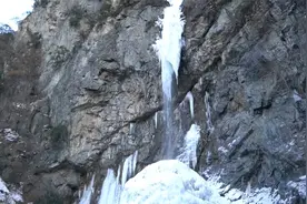 秦岭深处现“冰瀑布”奇观！寒冰、白雪、流水相映衬如同仙境视频封面