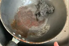 锅放了半年生锈了，厨师朋友教我一招，轻松去锈洁净如新视频封面