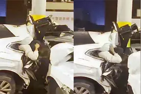 2死3伤！实拍：疑大众车失控漂移被路杆“腰斩” 伤者伸胳膊自救视频封面