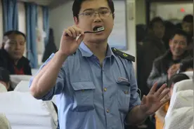 火车上为何有推销员，他们到底是什么人，原来我们被骗了这么多年视频封面