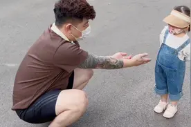 果然女生生气不分年龄！爸爸惹女儿生气，想要牵手被拒绝惹爆笑视频封面
