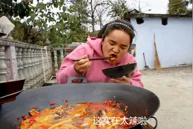 苗大姐做酸汤鱼，蘸上贵州辣椒水，从头到尾辣得嘿嘿哈哈不停视频封面