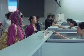 雄心：泰国华裔回国，不承认自己是中国国籍，下秒空姐做法太霸气视频封面