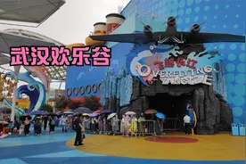 武汉欢乐谷，下着大雨都是人山人海，玩一个项目排队1小时？