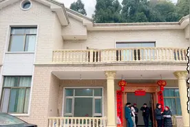 舅舅在农村花50万自建别墅，8个房间还带小院，让亲戚朋友都羡慕视频封面