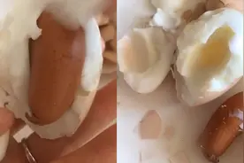女子吃水煮蛋吃出蛋壳，掰开一看发现罕见“蛋中蛋”：长得像香肠视频封面