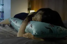 女孩分手后天天失眠，买了药枕后却嗜睡如命，人也越来越憔悴视频封面