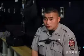 中国小伙在美国当警察，执勤时一身肌肉引路人羡慕，警长都称赞视频封面