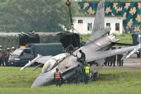 台空军F-16疑因降落速度过快滑出跑道“入土”视频封面