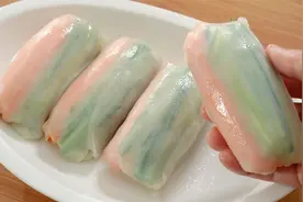 将面粉浸入水中，即可完成美味可口的菜肴视频封面