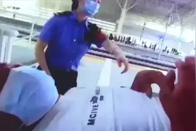男子携二两散酒被禁止带上火车 当场喝光后一下车就瘫倒站台视频封面