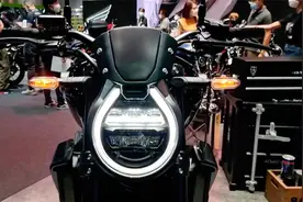 本田新款街车CB1000R，四缸引擎，有ABS，油耗5.5，颜值爆表视频封面
