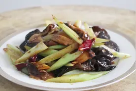 饭店芹菜炒香菇的正宗做法，简单清淡，越吃越上瘾，适合家常做视频封面