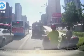 男子骑车走在机动车道，洒水车直接喷他一脸水，网友笑出声视频封面
