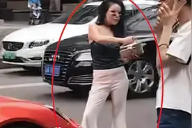 “重庆保时捷”女车主出门买菜，站姿似走T台，抽烟姿势更是老练视频封面