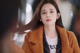 十年：女经理棕色大衣，搭慵懒卷发太迷人，总裁一眼就心动了视频封面