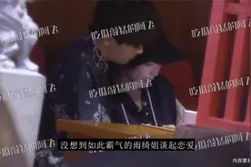 张雨绮霸气搂腰小男友！约会期间亲密依偎，与小8岁李炳熹太甜蜜视频封面