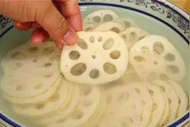 莲藕最错的就是用清水洗，等于吃淤泥，大厨教你一招，泥土全跑掉