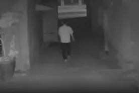 男子裸露下体在女子家门外偷窥，民警：行拘8日视频封面