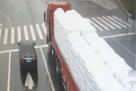 “巨无霸”半挂车惊呆交警，整车长33米违法加长近10米视频封面