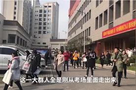 年轻人拼命想考公务员，一个岗位上百人竞争，是生活压力太大了吗视频封面