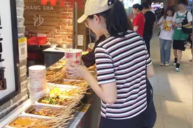 打工妹电脑坏了，为了省260元维修费，亲自去华强北购买电脑配件视频封面