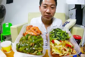 馒头夹着老干妈吃，还有四菜一汤，外卖小哥的幸福生活视频封面