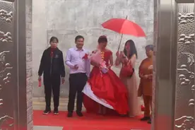 广东一帅哥结婚，新娘是个富家女，戴一串大金猪走进家视频封面