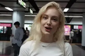 英国白富美到中国度假，商场购物看到一幕坦言：我想定居中国视频封面