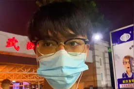 台湾小伙搭乘武汉渡轮，1.5元夜游长江，夜景太震撼了！视频封面