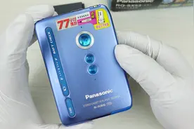 粉丝收藏了10多年的磁带随身听罢工了，遇见喜欢的东西当然要修好
