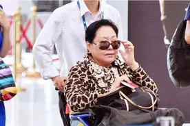 70岁斯琴高娃现状：出门坐轮椅，跟儿子反目，女儿早已不是中国人视频封面