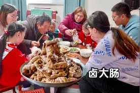 卤一锅肥肠，和辣椒一起炒，又臭又香真美味！视频封面