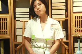 孩子老是眨眼睛吸鼻子是怎么回事，有可能是小儿抽动症的症状视频封面