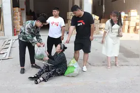 好心小伙帮助拾荒老人，没想到被经理刁难，董事长做法太解气视频封面