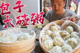 老东北特色美食大碴粥配泡菜馅儿包子，这碳水组合，我爱了！视频封面