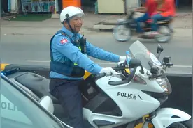 柬埔寨之旅第二集 达到机场后接待我们的导游是华裔第三代潮州人视频封面
