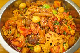 冬天必吃的“麻辣香锅”，食材任意选，越吃越辣越解馋