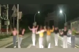 8名女子机动车道上热舞，多辆小车被逼逆行：想火命都不要了视频封面