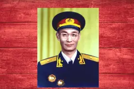 他本是一名炊事员，大比武获得多项第一名，后被授少将军衔视频封面
