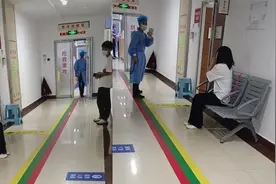 悲痛！广东一小孩被锁在车内一天，母亲医院痛苦流涕请求医生抢救视频封面